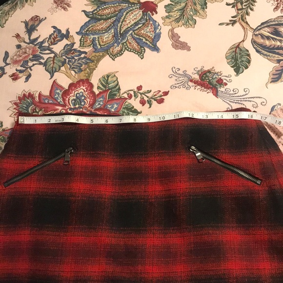 Plaid Banana Republic skirt. - Picture 5 of 5